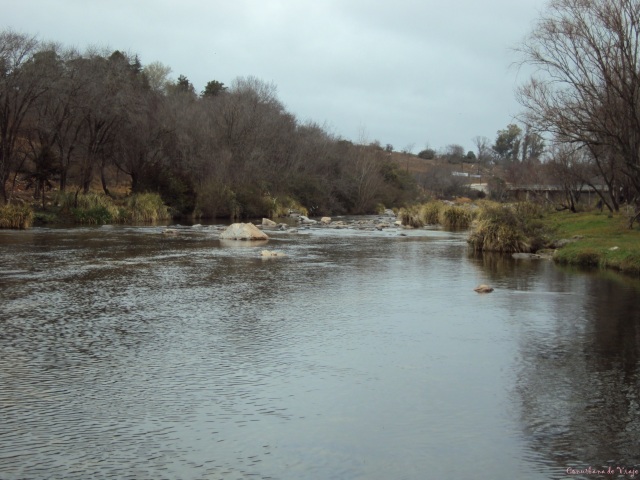 Río Reartes solitario y con lluvia