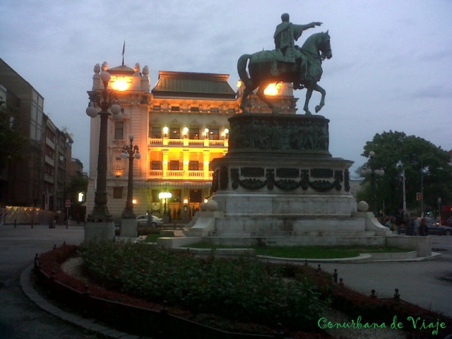 Plaza de la República y Teatro Nacional detrás. El señor de la estatua es el Príncipe Mihailo Obrenovic